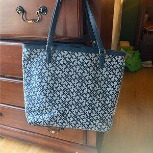Blue and White Geometric Tote Bag with Durable Design
